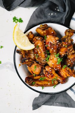 Teriyaki tavuk kanatları, üstten görünüm