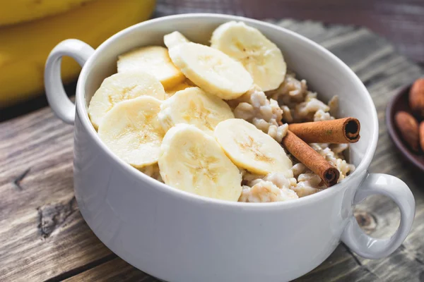 Oatmeal porridge with banana — Stock Photo, Image