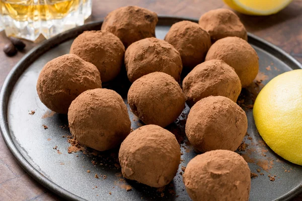 Ev yapımı çikolatalı trüf.