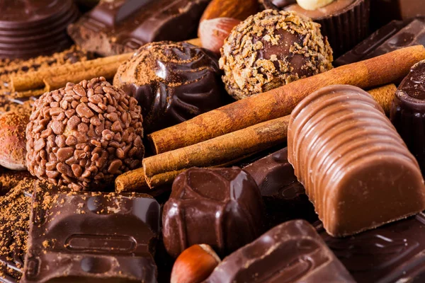 Varie barrette di cioccolato, cioccolatini, tartufi di cioccolato, spezie e noci — Foto Stock