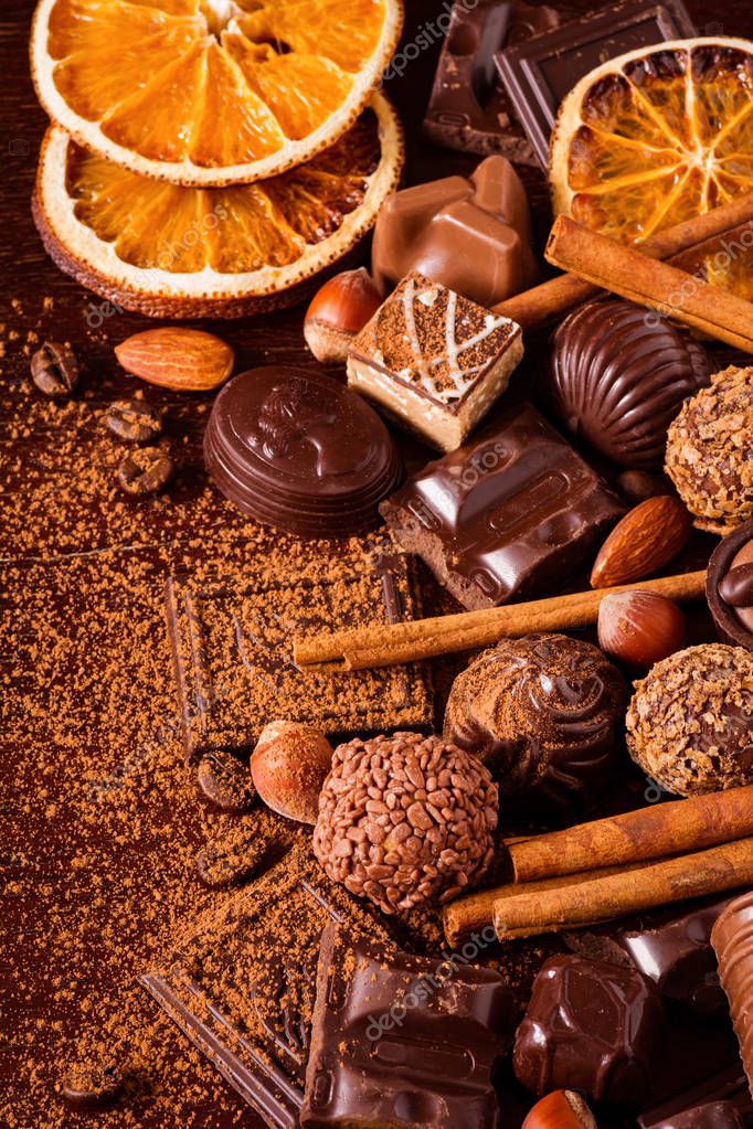 チョコレート バー トリュフ チョコレート ナッツ スパイス 乾燥されたオレンジ色のリング ストック写真 C Vladislavnosick チョコレート バー トリュフ チョコレート ナッツ スパイス 乾燥されたオレンジ色のリング ストック写真 C Vladislavnosick