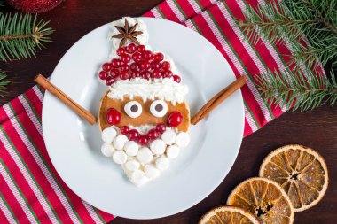 Çocuklar için Noel Baba şeklinde komik gözleme