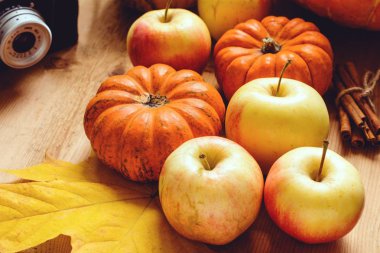 Elma, kabak ve düşen yapraklar