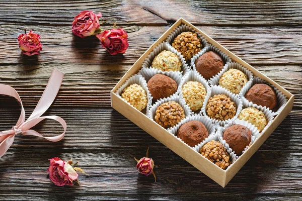 Delicious chocolate truffles and pink roses — Stock Photo, Image