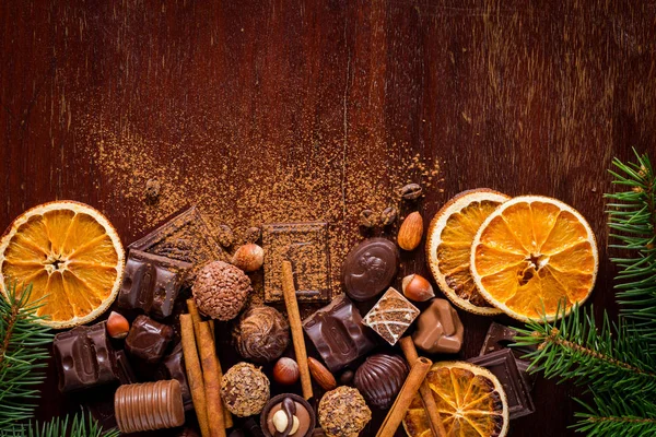 Çikolata, domalan, çikolata, baharat, fındık ve kuru meyve ürün çeşitliliği — Stok fotoğraf