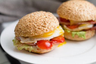 Pastırma ve yumurta kahvaltı sandviç