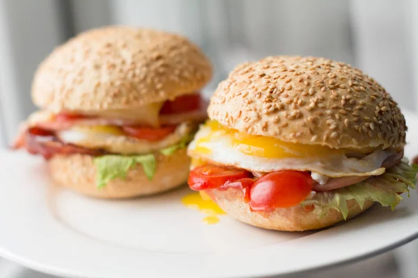 Pastırma ve yumurta kahvaltı sandviç — Stok fotoğraf