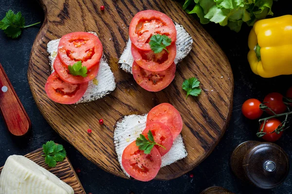 Sandwiches de queso de cabra y tomate — Foto de Stock