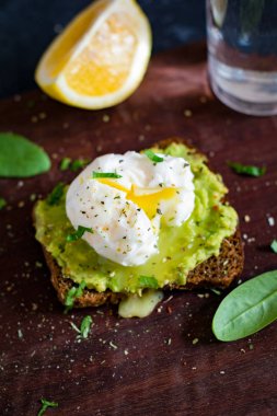 Avokado ve haşlanmış yumurta tost