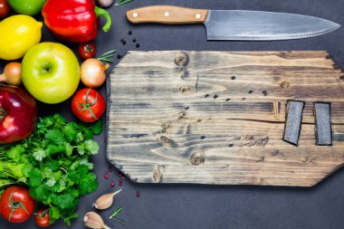 Sebze, kesme tahtası ve yemek pişirmek için bıçak