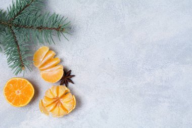 Yeni yıl ya da Noel geçmiş. Parlak mavi kış arka plan