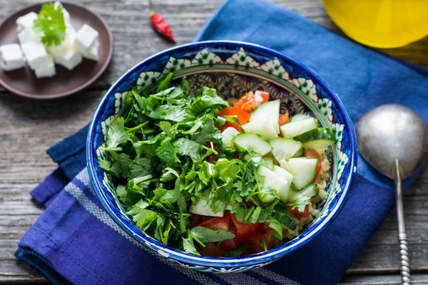 Salade de légumes saine dans un bol — Photo