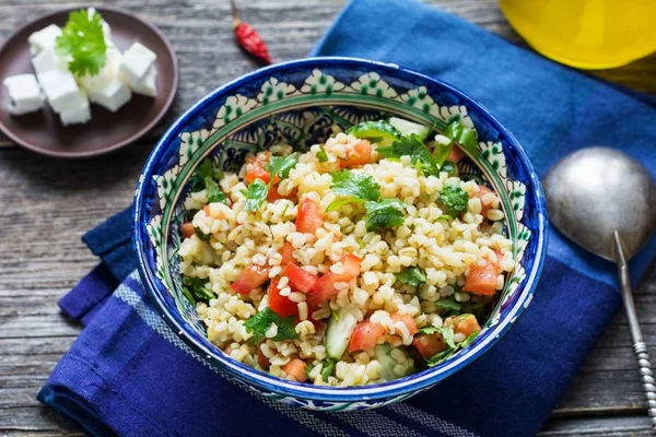 Close up view of tabbouleh salad in authentic bowl — Stock Photo, Image