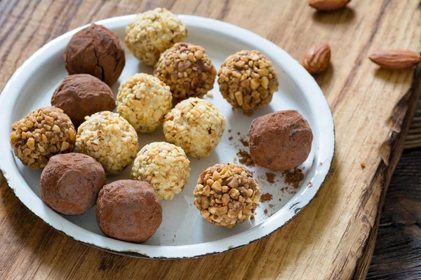 Homemade vegan chocolate balls — Stock Photo, Image