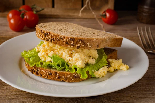 Kahvaltıda çırpılmış yumurta sandviç — Stok fotoğraf