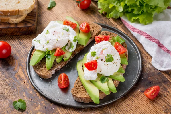Haşlanmış yumurta, avokado ve tost domates