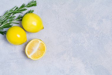 Limon ve biberiye parlak zemin üzerine