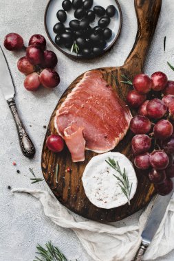 Meze yemek tabağı: tedavi et, üzüm, peynir ve zeytin