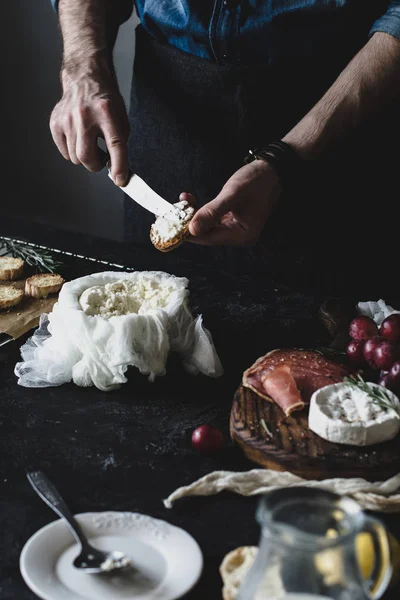 Розтягування сиру на підсмаженому хлібі — стокове фото