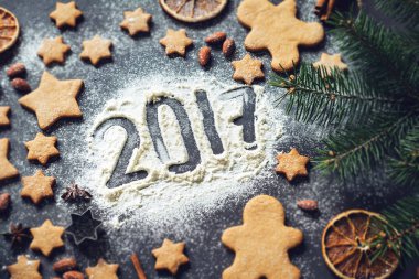 Mutlu yeni yıl tebrik gingerbread çerezleri ile