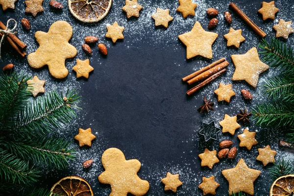 Рождественская рама с пряничным печеньем — стоковое фото