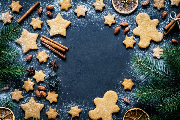 Рождественская рамка с пряничным печеньем и специями — стоковое фото