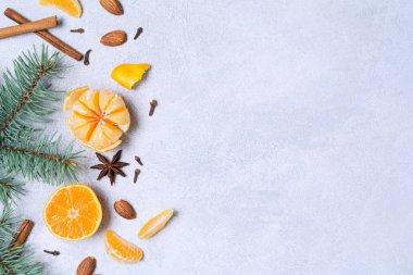 Mandalina, baharat ve köknar ağacı ile kompozisyon