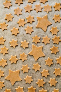 Gingerbread çerezleri parşömen kağıt üzerine yıldız şeklinde
