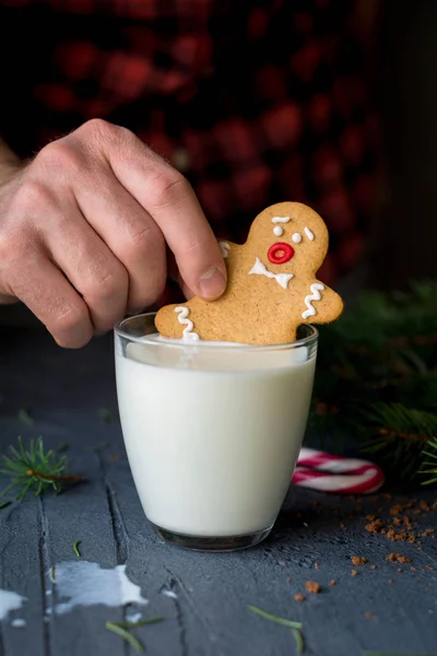 Cookie perník muž a hrnek mléka — Stock fotografie