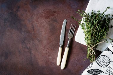 Çatal bıçak takımı, eski masada vintage gümüş