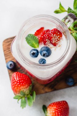 Soğuk çilek güler yüzlü