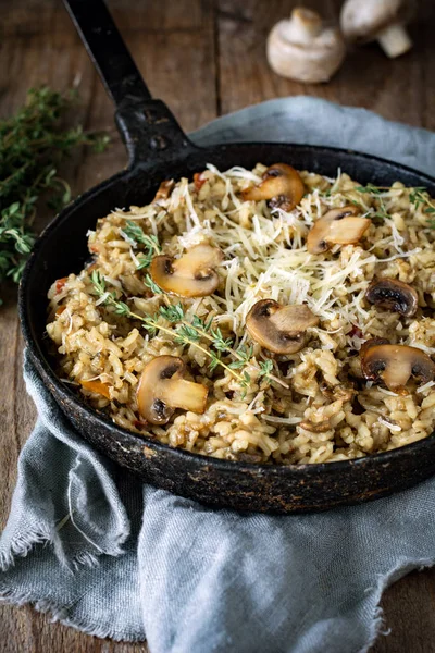 Mushroom risotto in iron skillet — Stock Photo, Image
