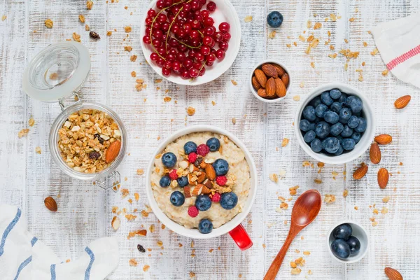 Desayuno saludable, granola de avena y frutas frescas — Foto de Stock