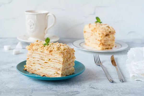Наполеон торт, слоистый пирог и чашка чая — стоковое фото