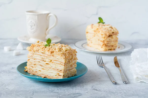 Napolyon kek, katmanlı pasta kek ve çay