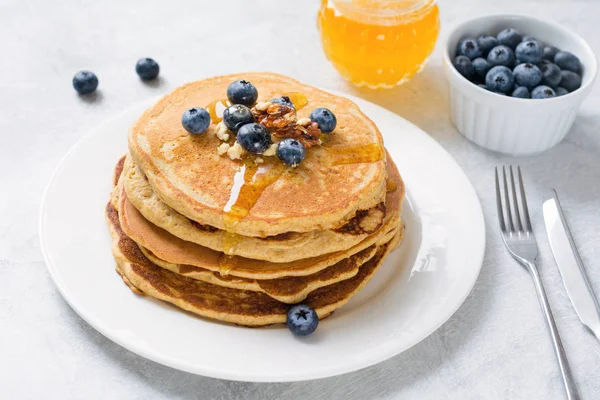 Crêpes aux myrtilles, noix et miel — Photo