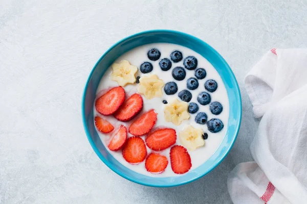 Чаша йогурта со свежими фруктами и ягодами — стоковое фото