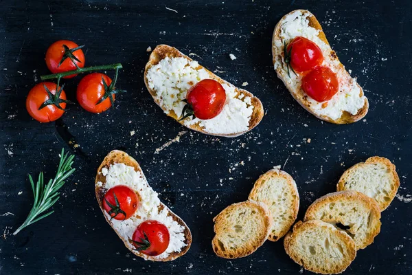 Bruschetta dengan tomat dan keju — Stok Foto