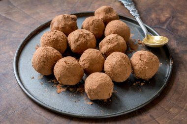 Kakao tozu ile ev yapımı çikolata truffles