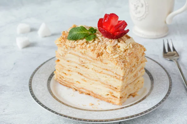 Кусок торта Наполеона, слоистый торт с кондитерским кремом — стоковое фото