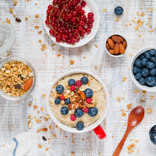 Здоровый завтрак с овсянкой, мюсли и ягодами Стоковое Изображение