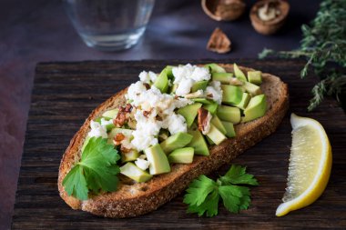 Avokado, beyaz peynir ve ceviz salata tost