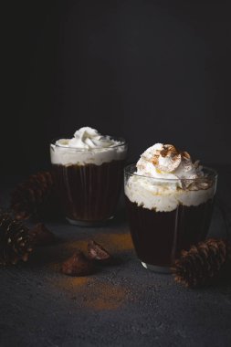 sıcak çikolata krema ve tarçın ile