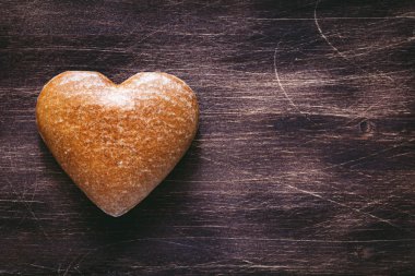 Kalp şeklinde çerez ahşap arka plan üzerinde