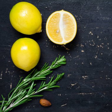 Taze organik limon ve biberiye siyah arka plan üzerinde