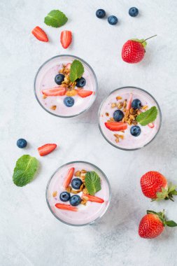 Taze yaban mersini, çilek, nane ve granola ile tepesinde smoothies