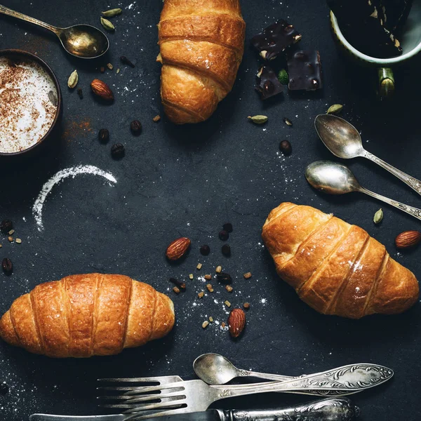 Croissants, chocolade en koffie — Stockfoto