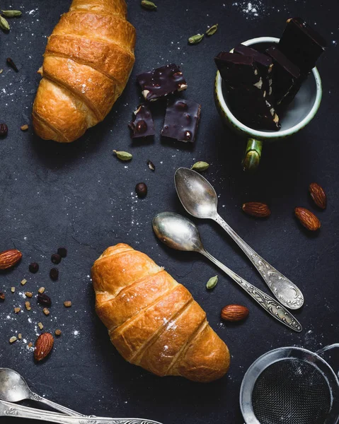 Croissants met chocolade — Stockfoto