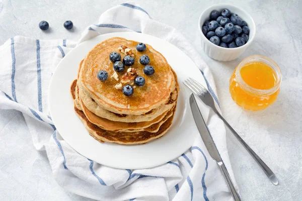 Empilement de crêpes aux myrtilles, noix et miel — Photo