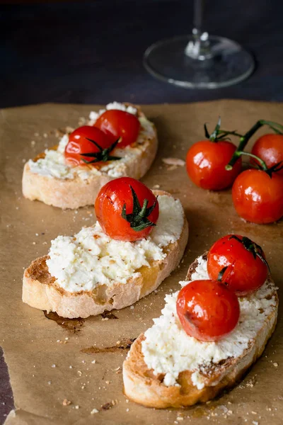 Bruschetta with roasted tomato and white cheese spread — Stock Photo, Image